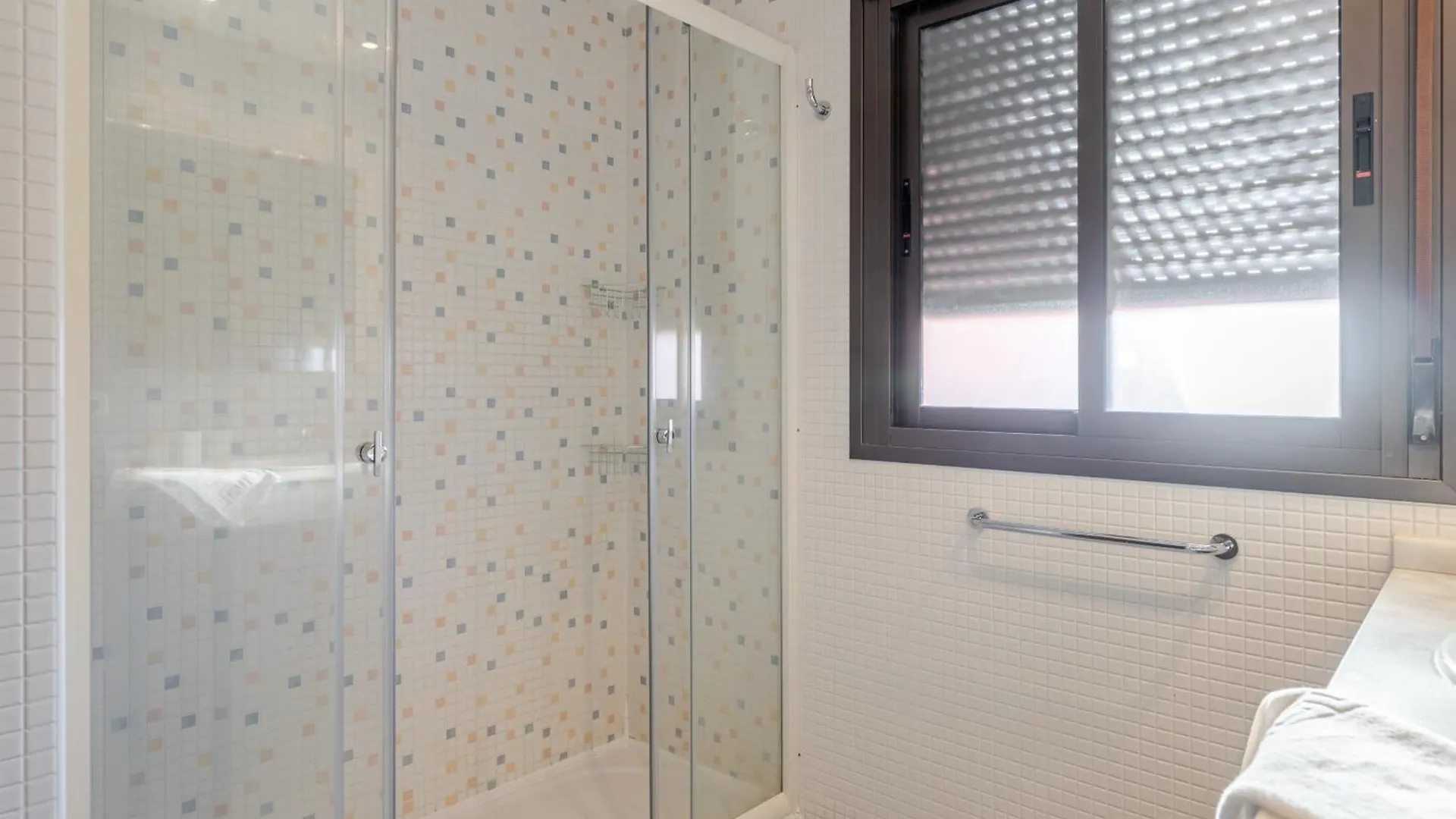 El Mocan Deluxe House - Padel, Pool & Terrace أرونا 0*,  إسبانيا