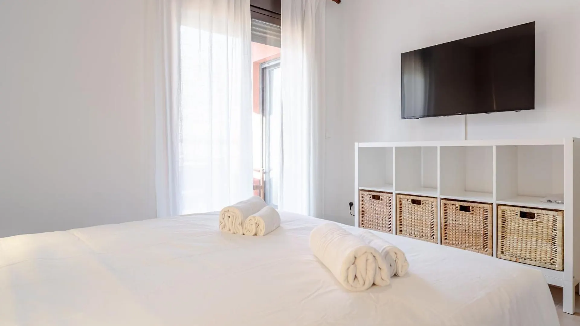 El Mocan Deluxe House - Padel, Pool & Terrace أرونا 0*,  إسبانيا